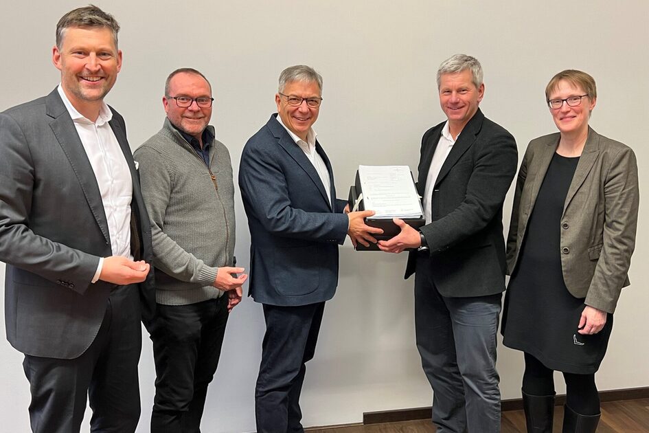 Dyrektor zarządzający SEG Roland Stöcklin, zastępca kierownika operacyjnego Mattiaqua Eric Alberti, burmistrz Gert-Uwe Mende, kierownik budowy Andrea Kowol i kierownik nadzoru budowlanego Sandra Matzenauer.