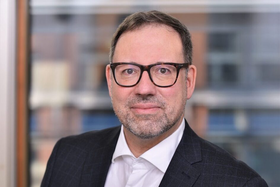 Mann mit Brille und Bart - Portraitfoto Martin Horsten