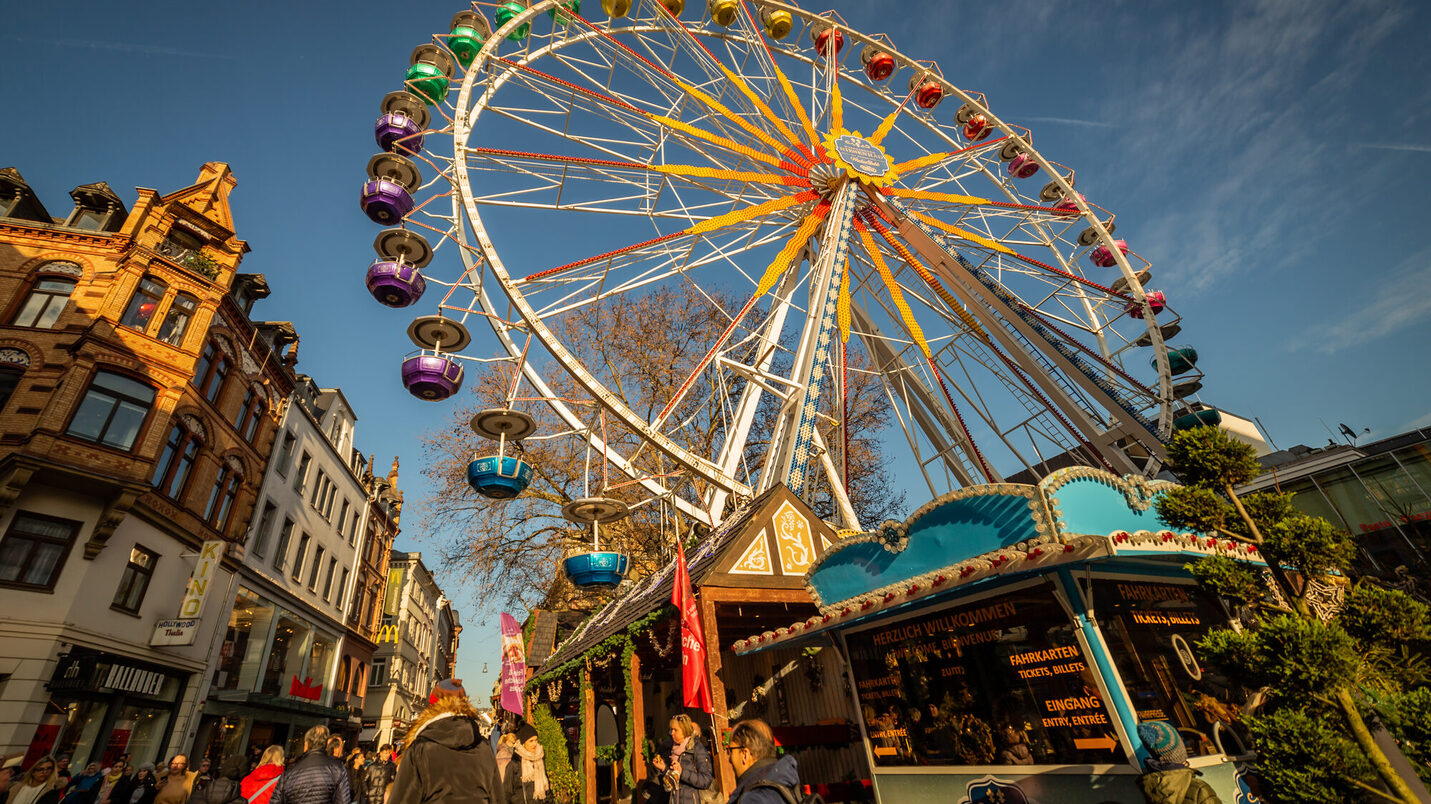 Riesenrad beim Wiesbadener Weihnachtsmarkt auf dem Mauritiusplatz