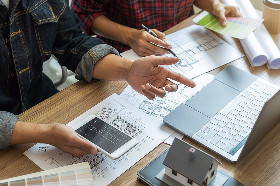 Innenausstatter und Archtekten Hände über Plänen