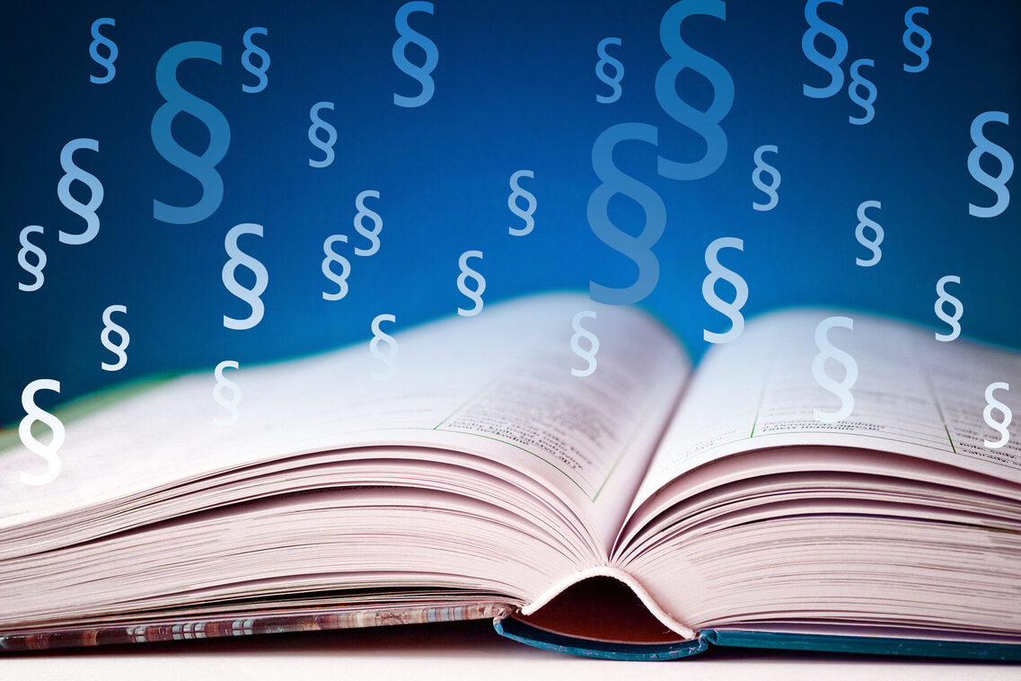 Aufgeschlagenes Buch mit blauem Hintergrund