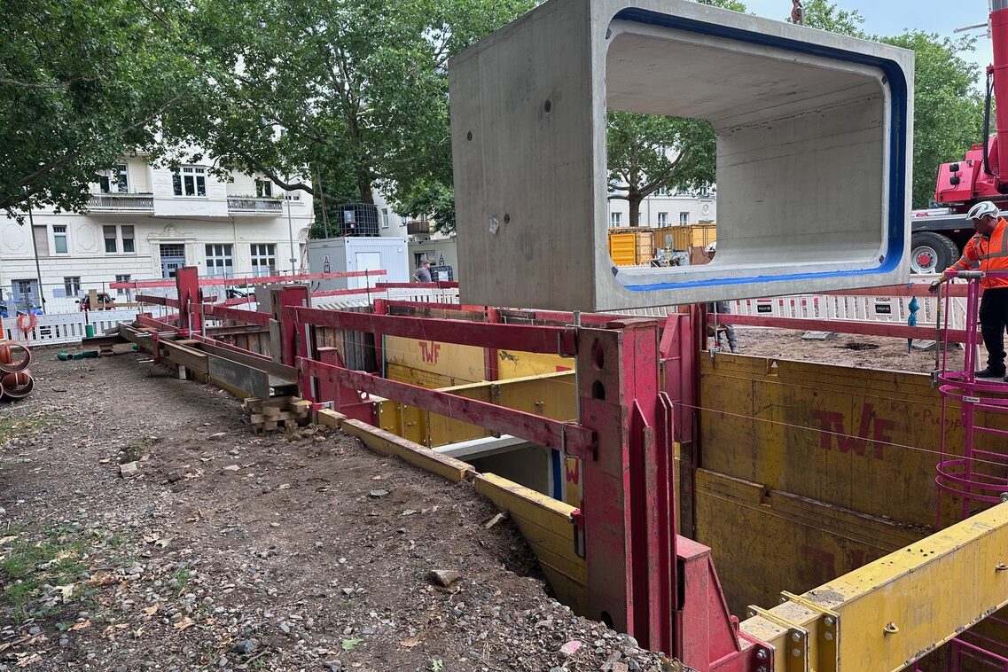 Bauphase Elsässer Park. Betonteil wird in den Boden eingelassen.