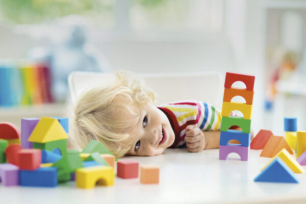 Chłopiec bawiący się klockami