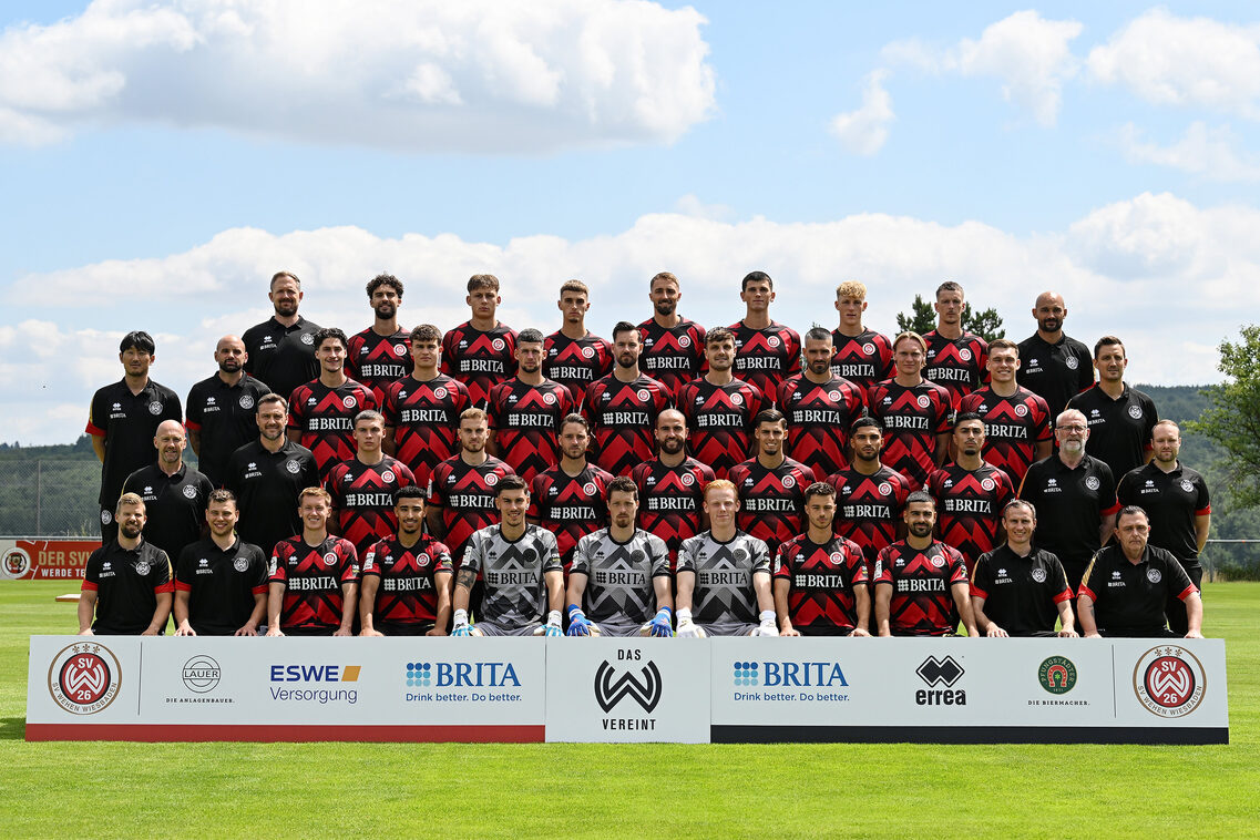 Bir takım fotoğrafında birçok sporcu/futbolcu