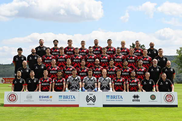 Viele Sportler/Fußballer auf einem Mannschaftsfoto