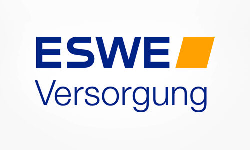 Лого с надпис ESWE в синьо, оранжев ромб и надпис Supply на втори ред под него.