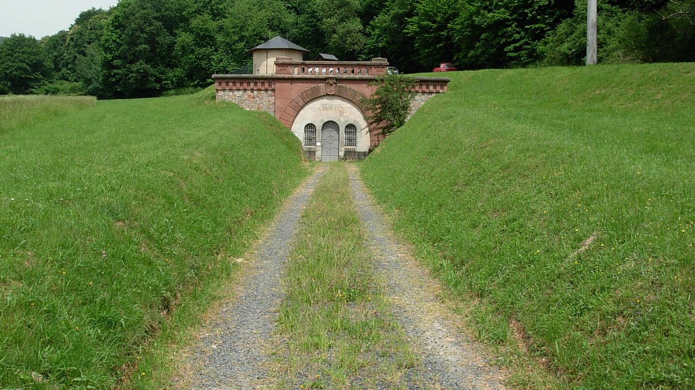 Außenansicht der Eingangstür zum Kellerkopfstollen