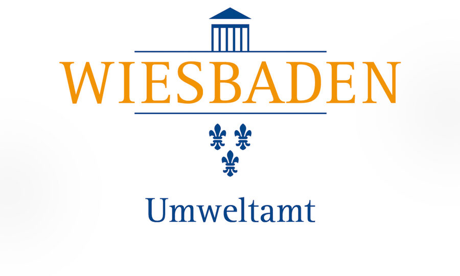 Лого с надпис "WIESBADEN" в оранжево, над стилизирана синя сграда с колони, под три сини лилии и надпис "Umweltamt" в синьо