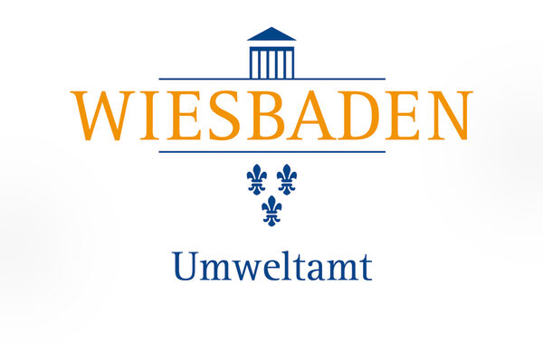 Logo z napisem "WIESBADEN" w kolorze pomarańczowym, nad stylizowanym niebieskim budynkiem z kolumnami, poniżej trzy niebieskie lilie i napis "Umweltamt" w kolorze niebieskim.