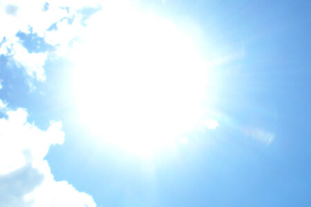 Blauer Himmel mit Wolken und Sonne