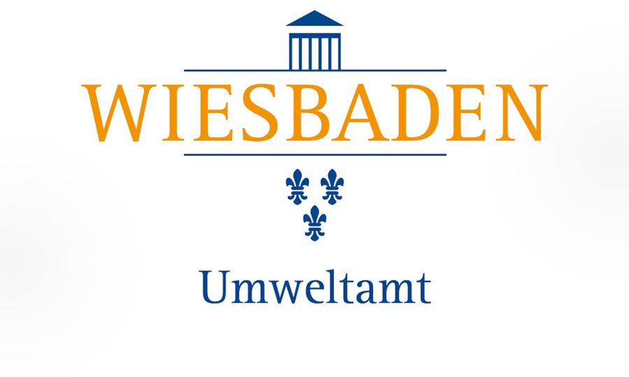 Лого с надпис "WIESBADEN" в оранжево, над стилизирана синя сграда с колони, под три сини лилии и надпис "Umweltamt" в синьо