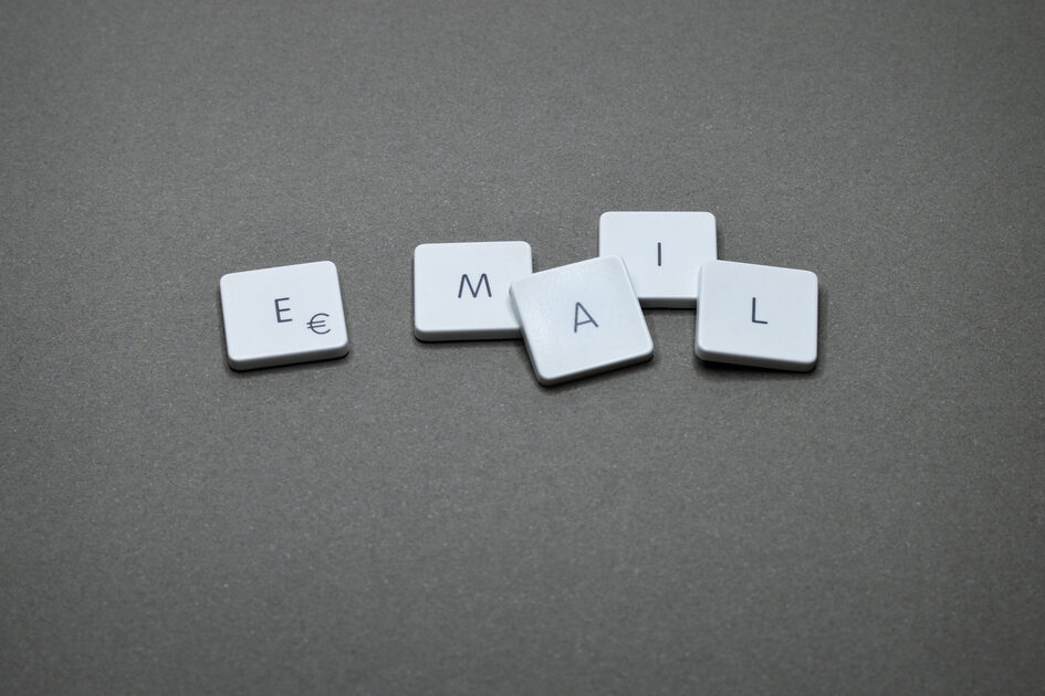 Das Foto zeigt Tasten mit den Buchstaben E, M, A, I und L.