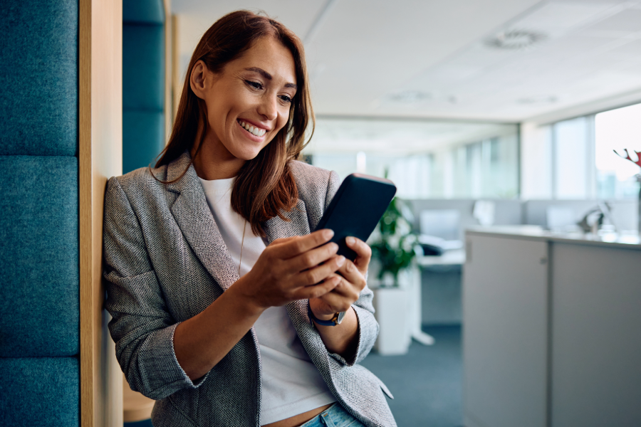 Frau schaut auf Smartphone
