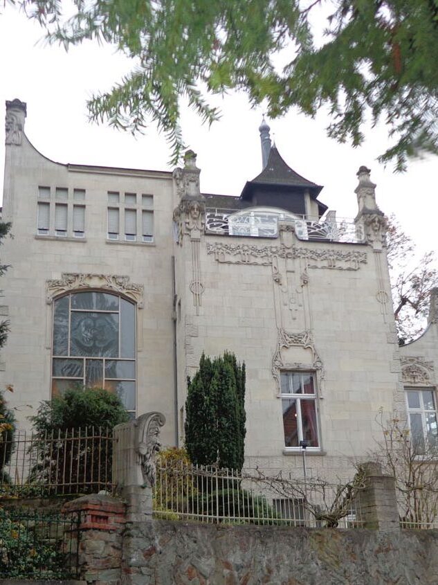 Fasada secesyjnego budynku zaprojektowanego przez architekta Beitschera.