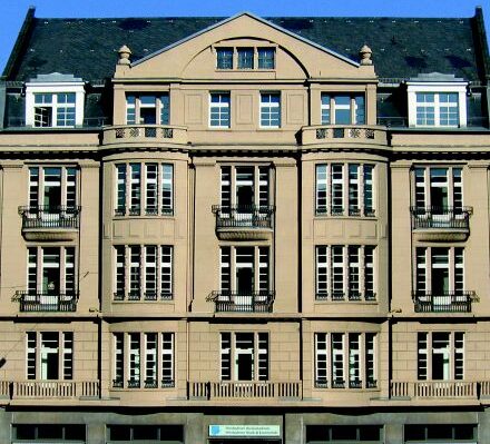 Schillerplatz'daki Wiesbaden Müzik Akademisi ve Müzik ve Sanat Okulu binası.