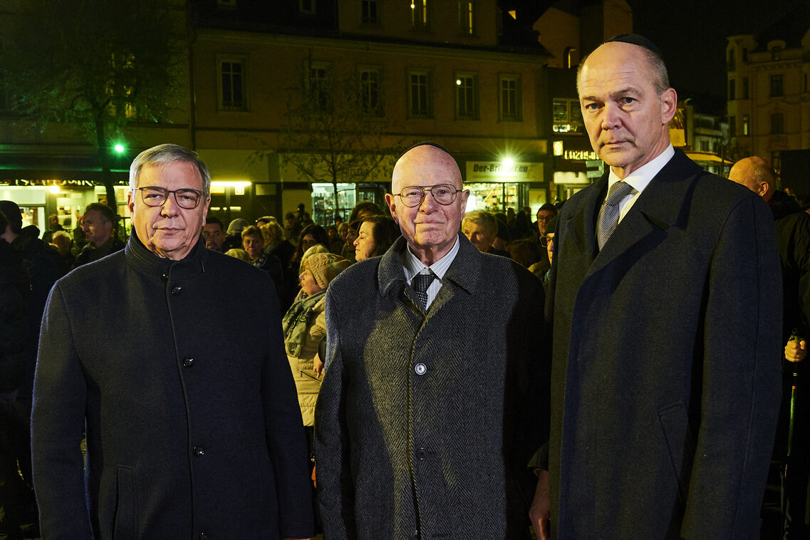 Conmemoración de los pogromos de noviembre de 1938/de izquierda a derecha: alcalde Gert-Uwe Mende, concejal Dr. Gerhard Obermayr, Dr. Jacob Gutmark