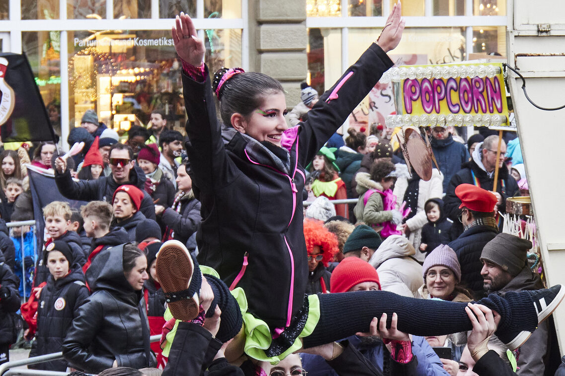 Çocukların geçit töreni ve belediye binasına hücum