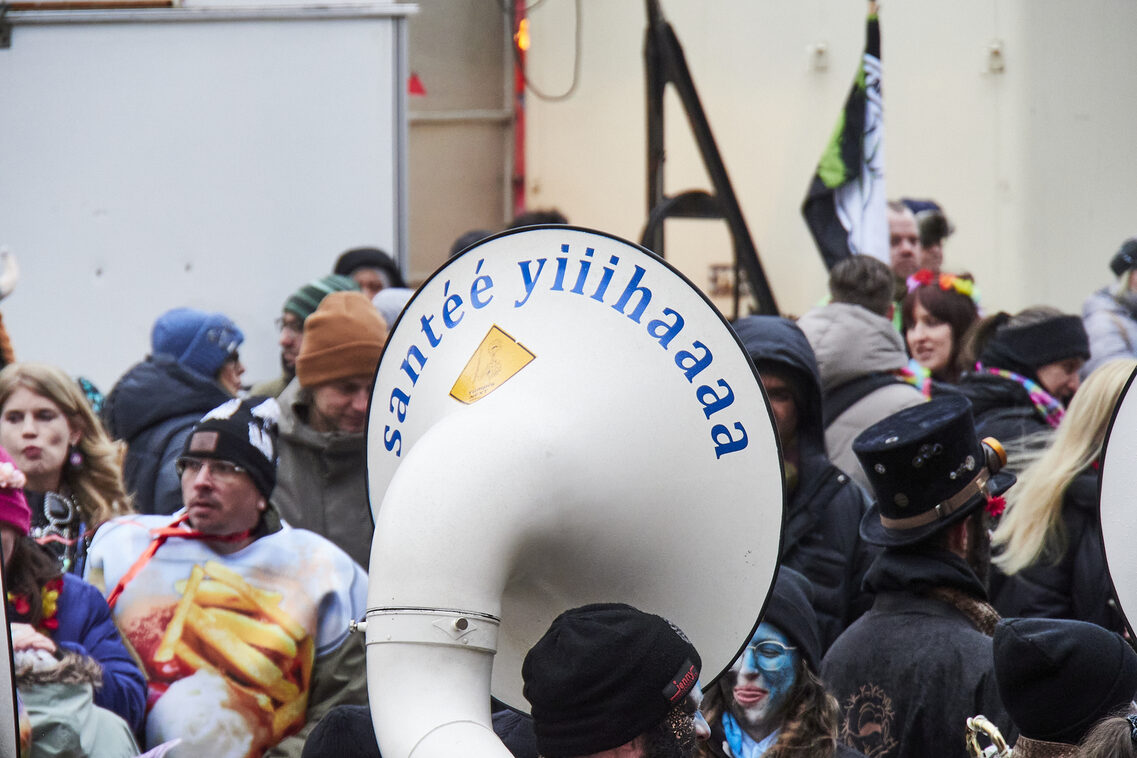 Çocukların geçit töreni ve belediye binasına hücum