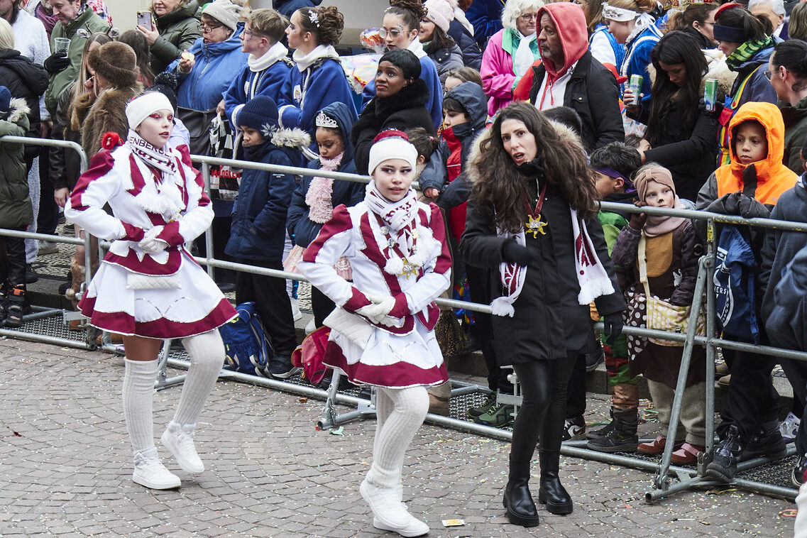 Çocukların geçit töreni ve belediye binasına hücum