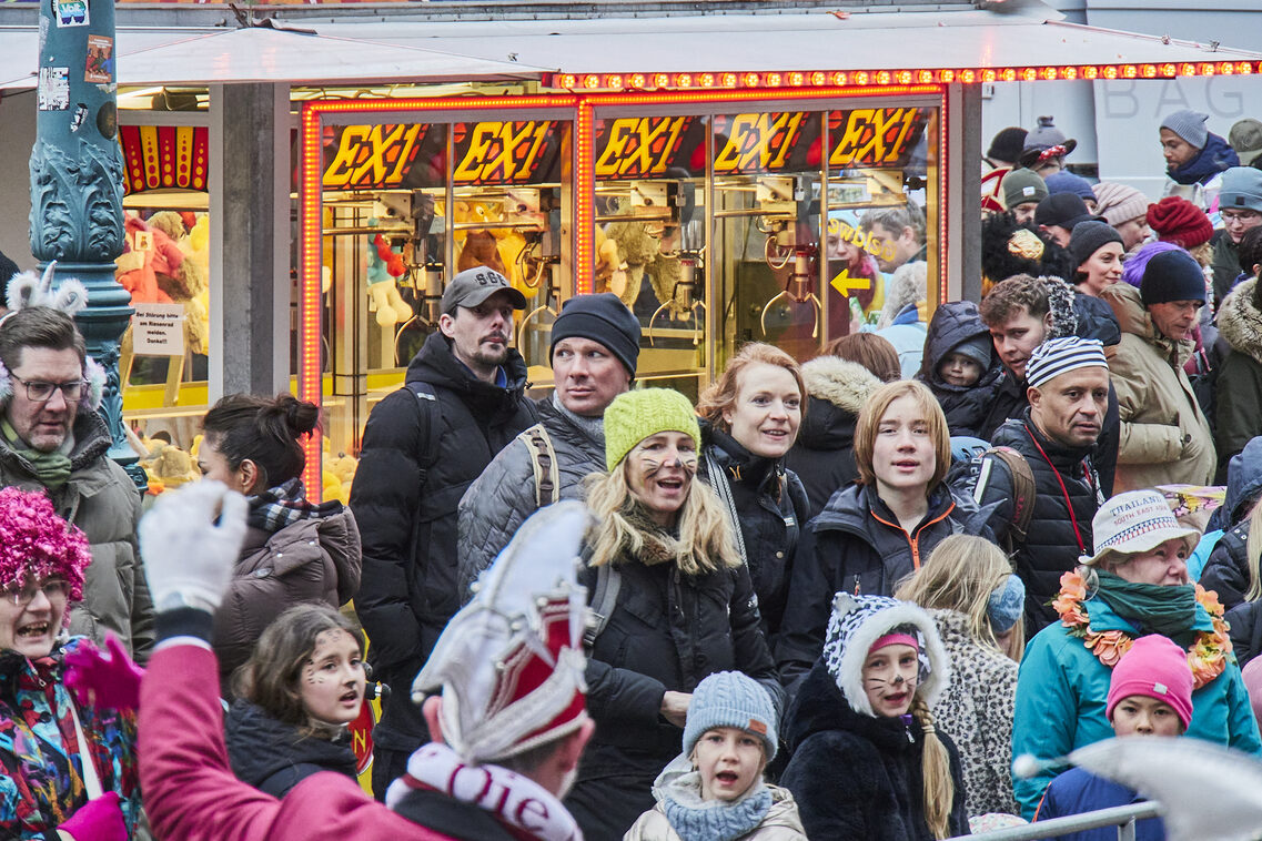 Çocukların geçit töreni ve belediye binasına hücum