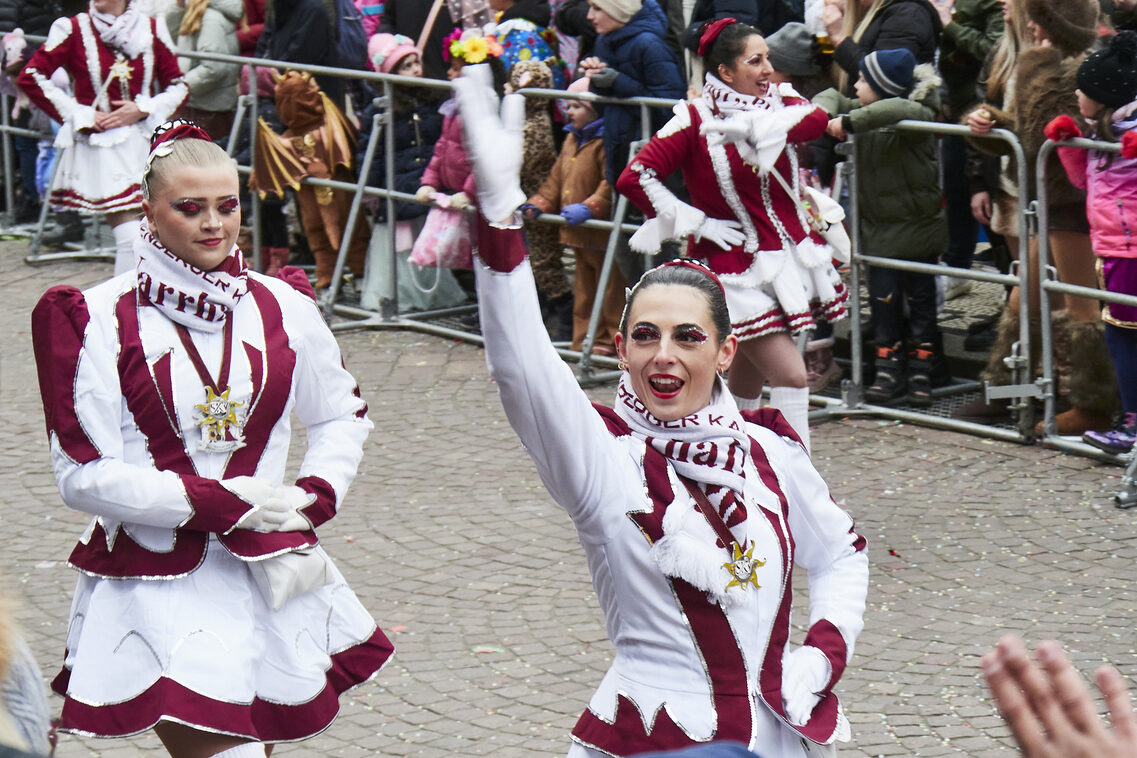 Çocukların geçit töreni ve belediye binasına hücum
