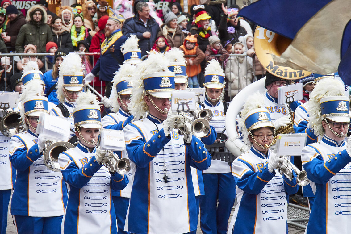 Çocukların geçit töreni ve belediye binasına hücum