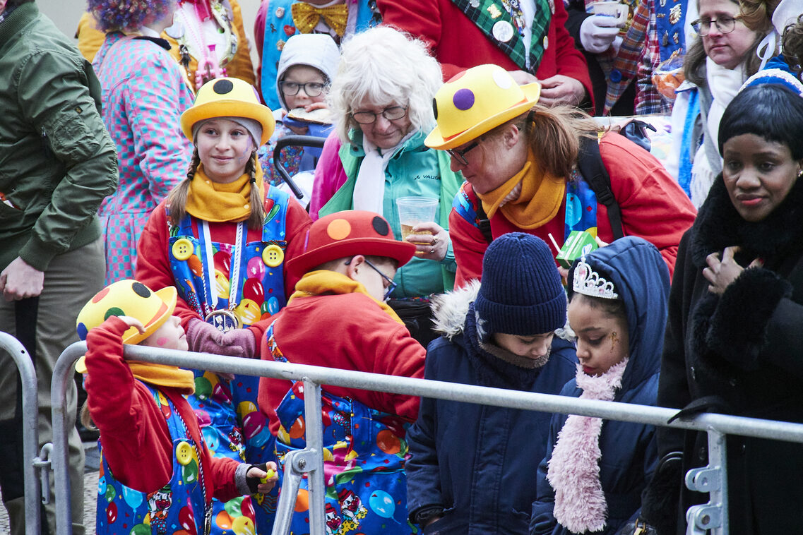 Çocukların geçit töreni ve belediye binasına hücum