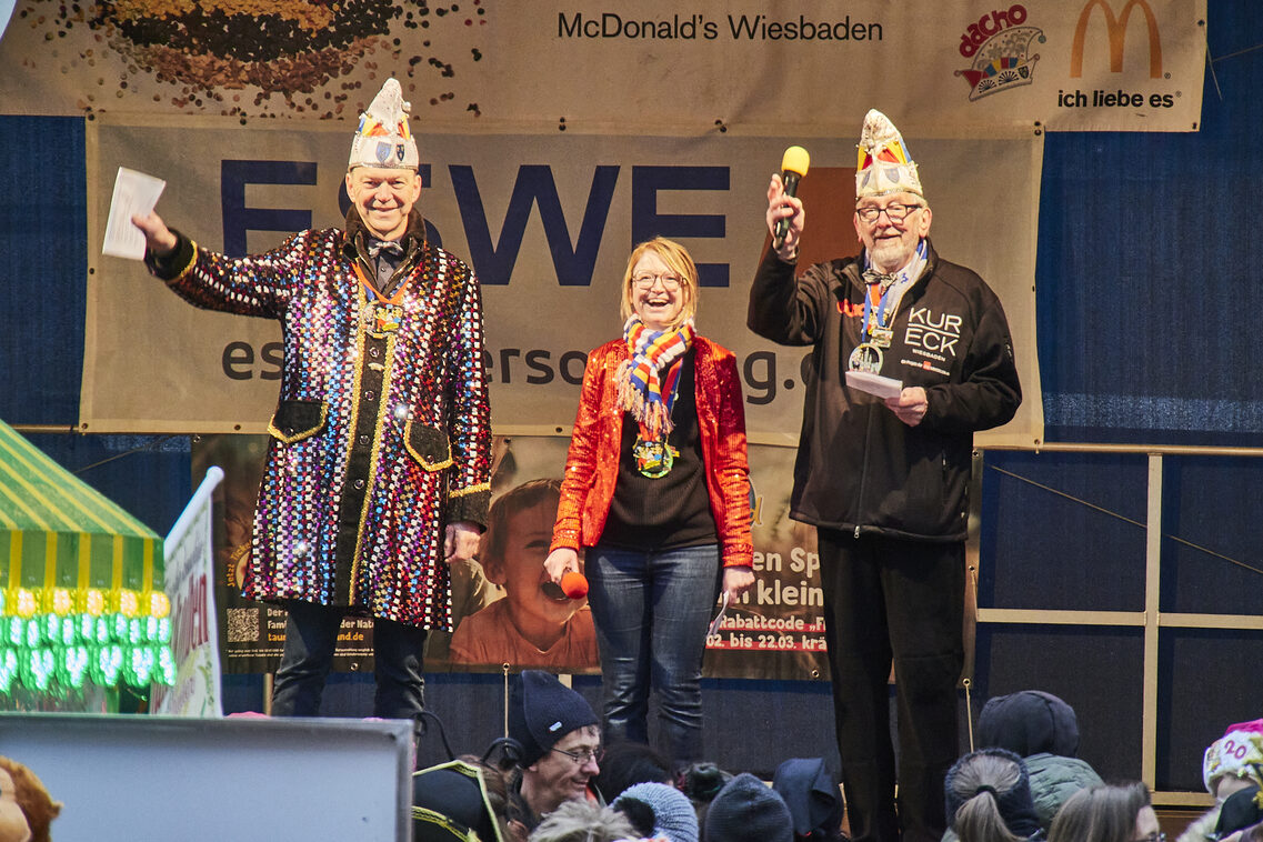 Çocukların geçit töreni ve belediye binasına hücum