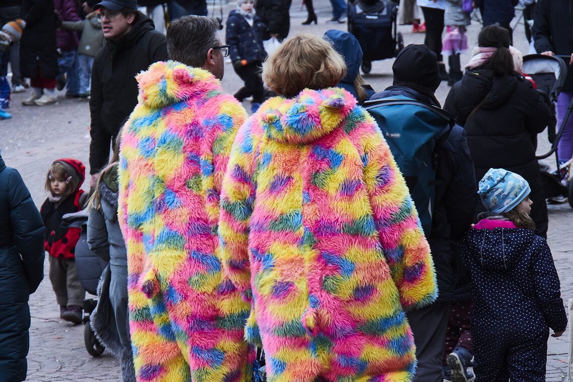 Çocukların geçit töreni ve belediye binasına hücum