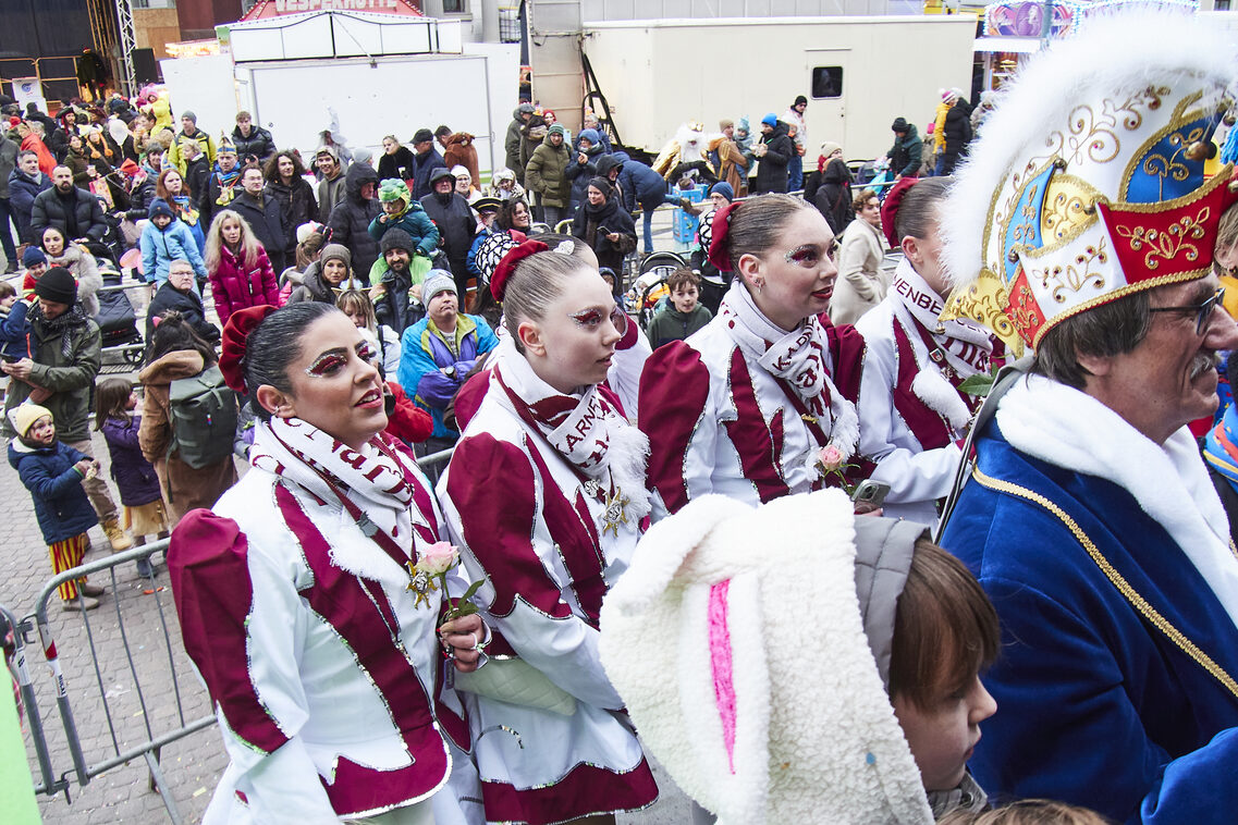Çocukların geçit töreni ve belediye binasına hücum