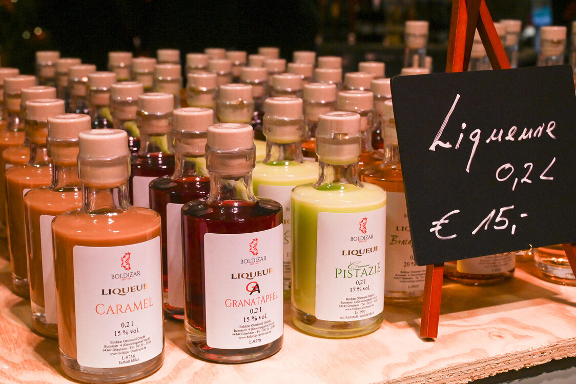 Рынок "Адвент" в бывшем "Спортчеке