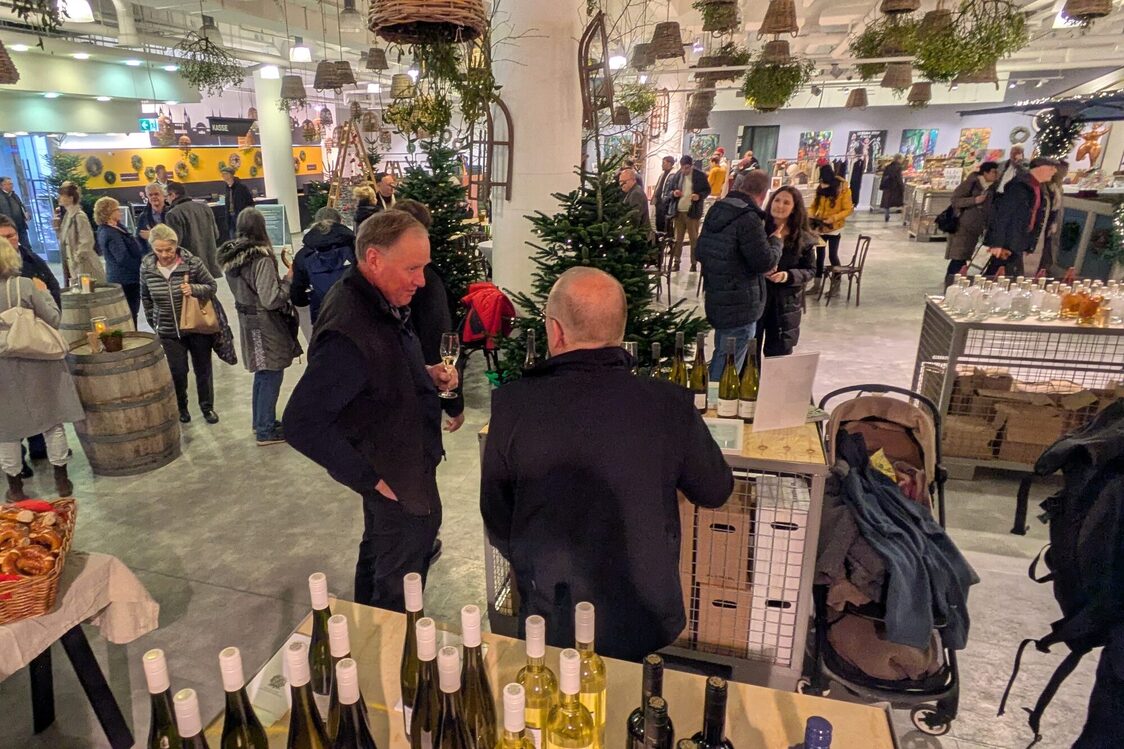 Рынок "Адвент" в бывшем "Спортчеке