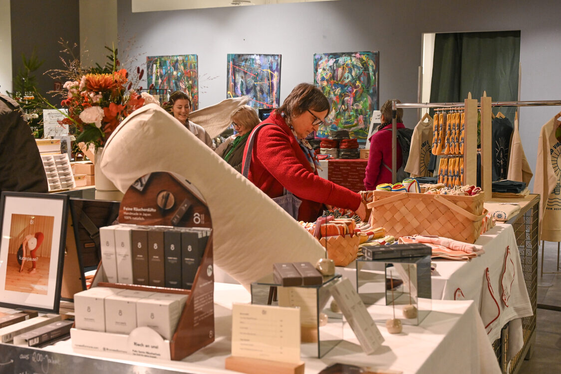 Рынок "Адвент" в бывшем "Спортчеке