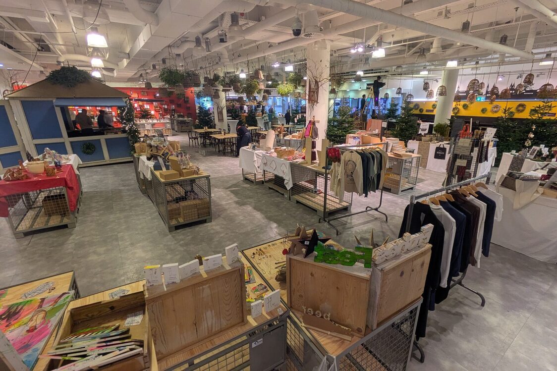 Рынок "Адвент" в бывшем "Спортчеке