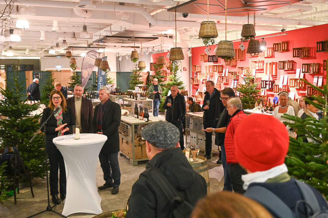 Открытие рынка "Адвент" в бывшем "Спортчеке