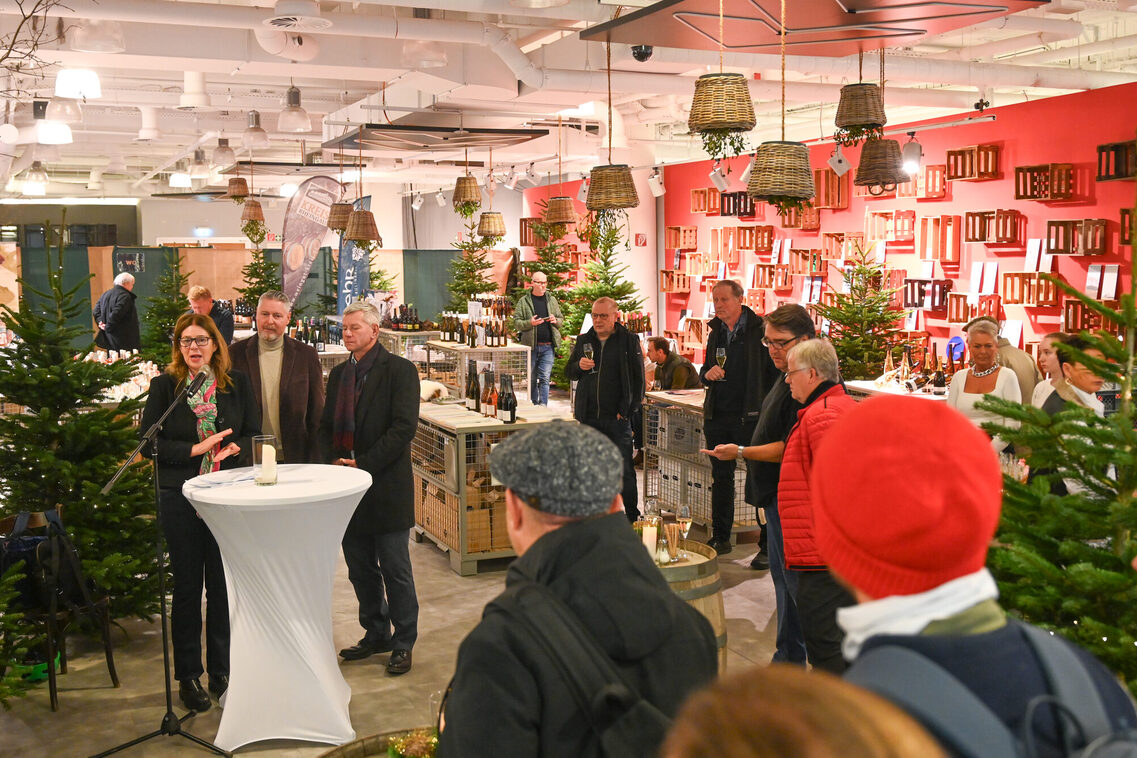 Eröffnung des Adventsmarkts im ehemaligen SportScheck