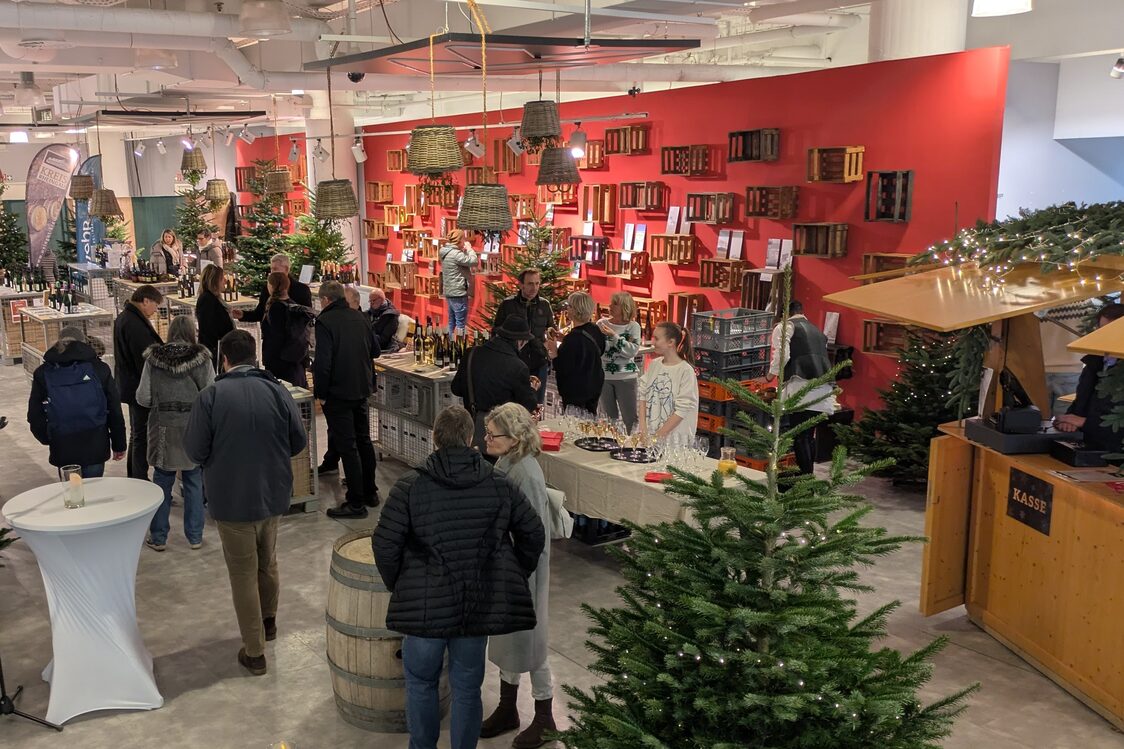 Открытие рынка "Адвент" в бывшем "Спортчеке