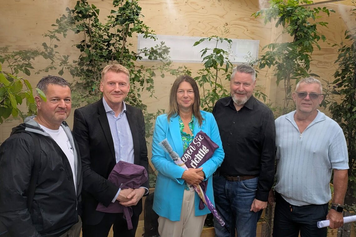 Eröffnung der Klima-Kiste in Wiesbaden (v.l.): Dr. Guido Haas (Ortsbeirat Mitte), Volker Wasgindt (Umweltamt, Klimaschutz und Klimaanpassung), Christiane Hinninger (Bürgermeisterin), Jens Ackerman (Citymanager) und Stefan Berger (Vorstand Arbeitsgemeinschaft Wiesbadener Friedhofsgärtner).
