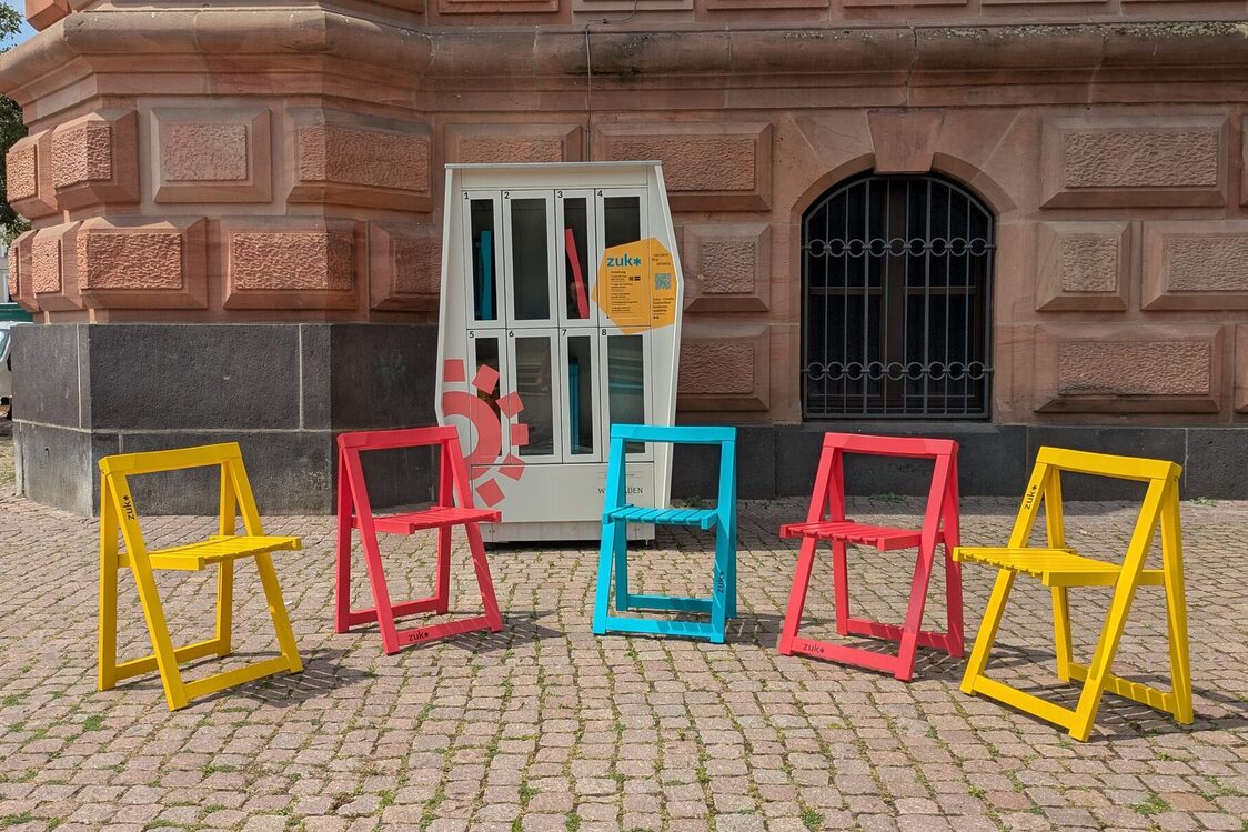 Chairs to borrow free of charge at the Dern'schen site