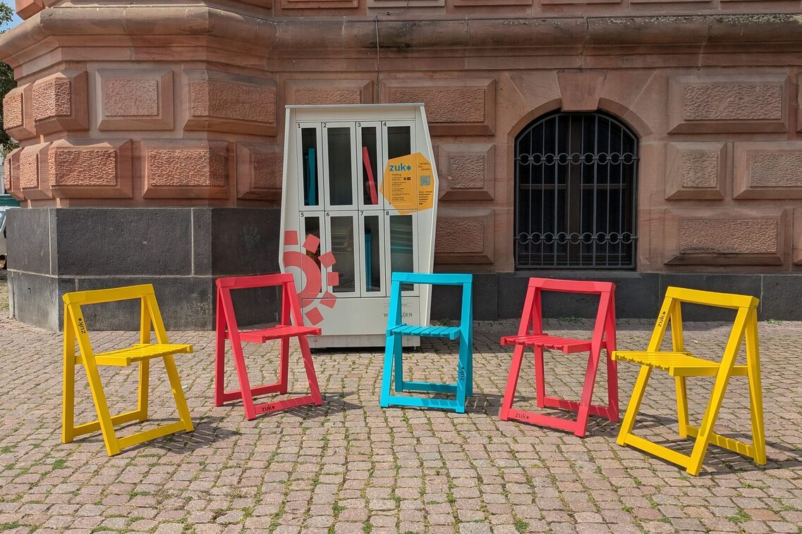 Stühle zur kostenlosen Ausleihe am Dern’schen Gelände