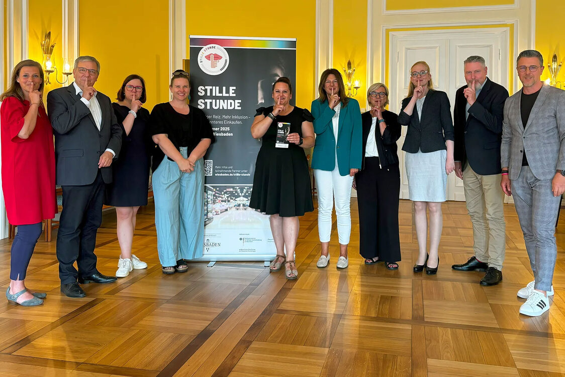 The Silent Hour was presented at a press conference on June 25. The photo shows (from left to right): Municipal Inclusion Officer, Andrea Hausy, Lord Mayor Gert-Uwe Mende, State Secretary Manuela Strube from the Ministry of Labor, Integration, Youth and Social Affairs, Rebecca Lefévre, co-founder and project manager of "gemeinsam zusammen e.V.", Janine Marz, Managing Director of Luisenforum, Mayor Christiane Hinninger, Karin Mültin from City Management, Daniela Hill from the Expert Council, Jens Ackermann, Head of City Management and Detlef Berg, Managing Director of Galeria