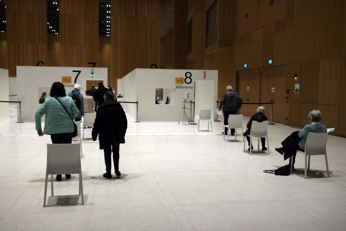 Wartebereich im Inneren des Impfzentrums.