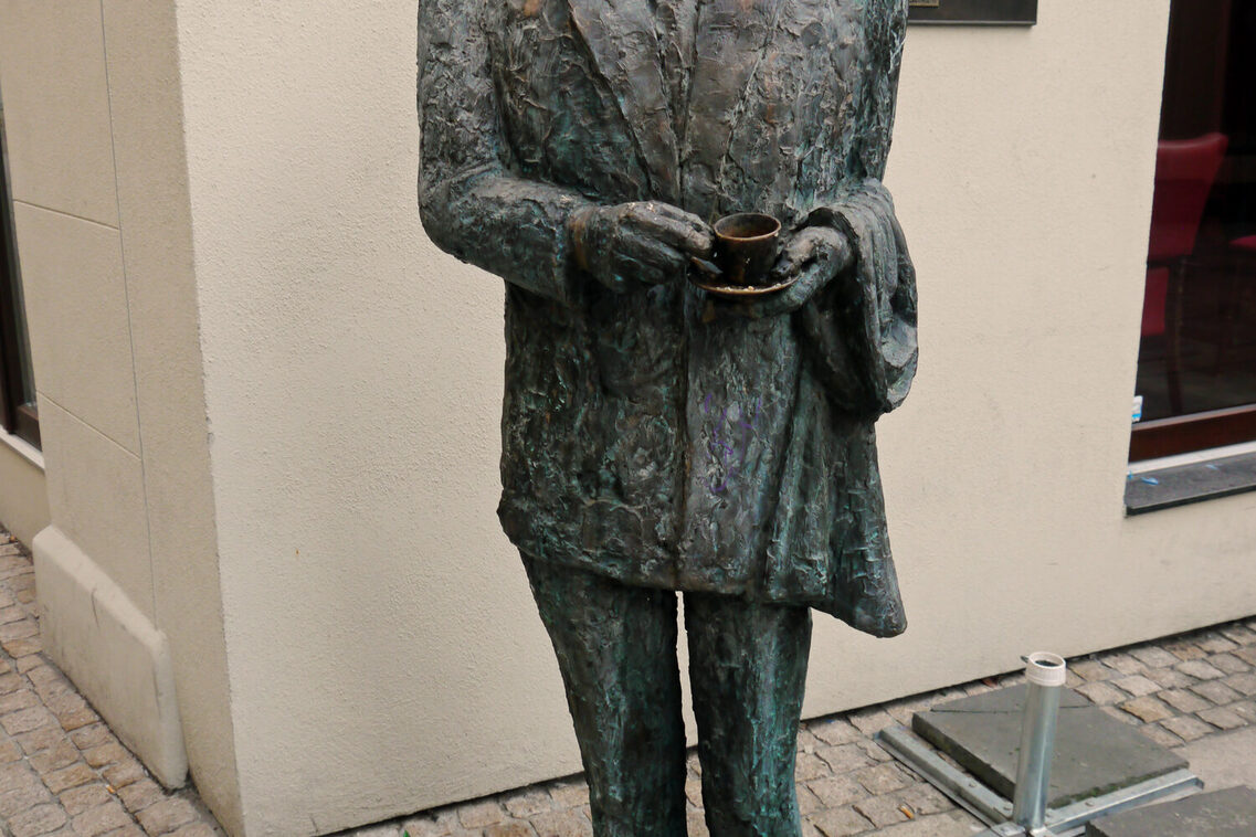 Selbst das Denkmal für Waldemar Reichhard trägt die Maske.
