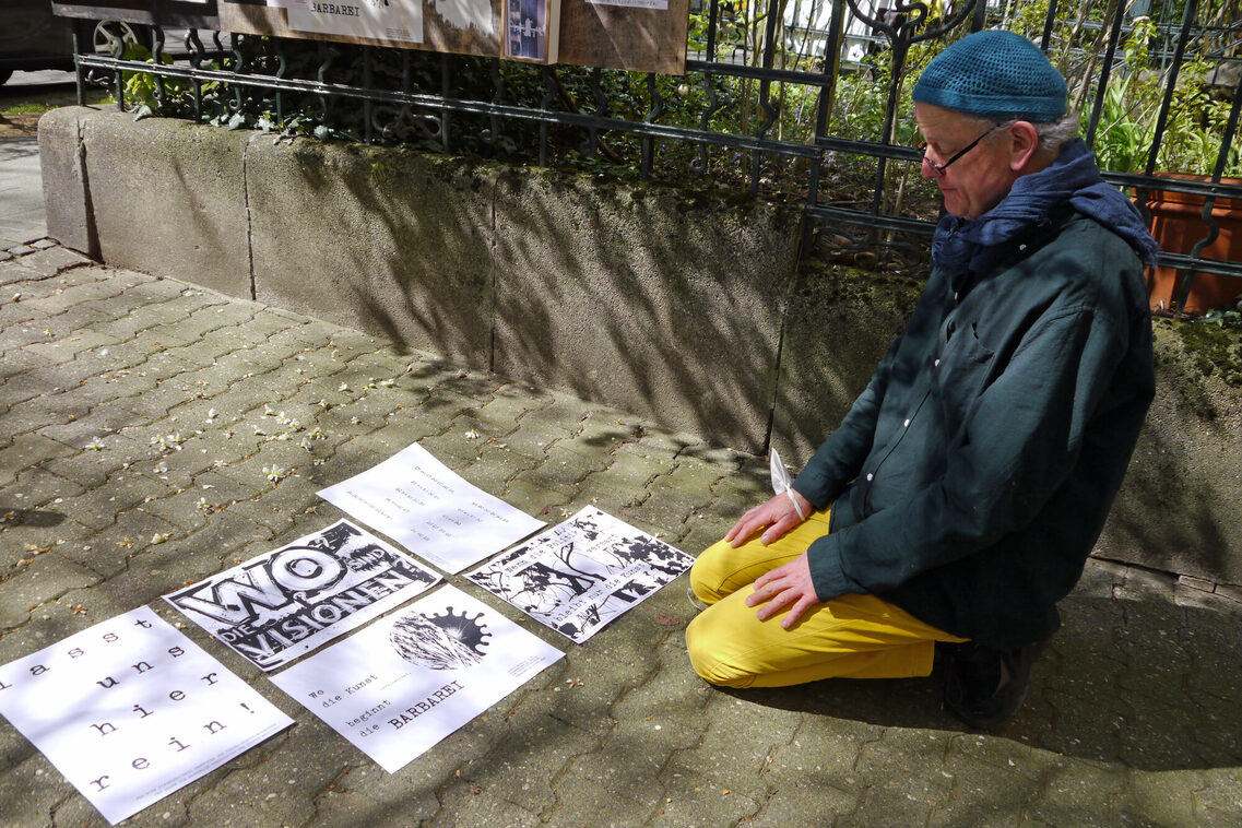 Der Künstler Titus Grab vor seinen Aushängen