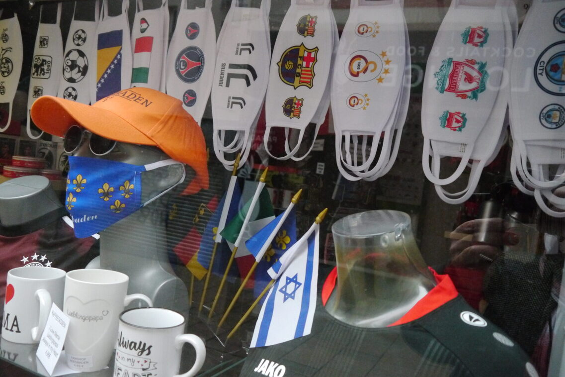 Schaufenster mit Masken.