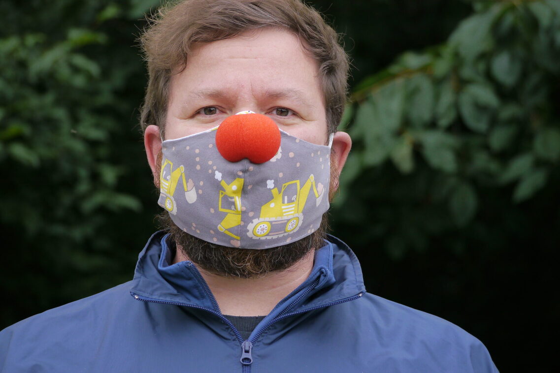 Maskenmodenschau beim Picknick der Nationen