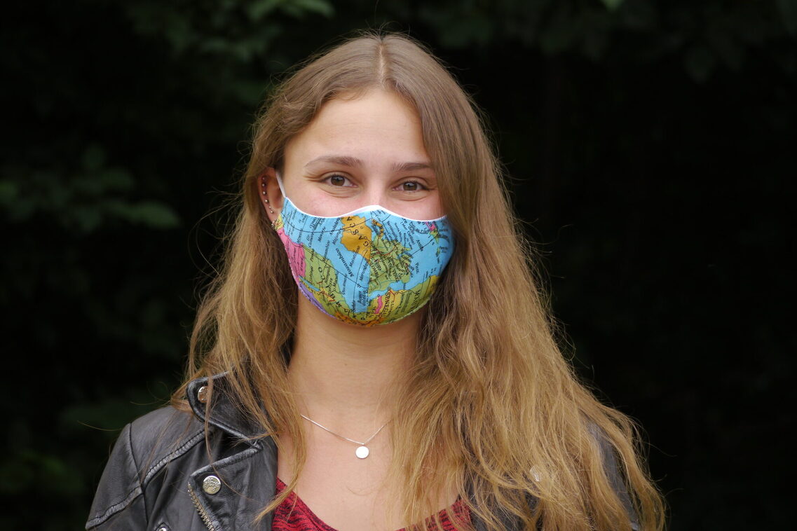 Maskenmodenschau beim Picknick der Nationen