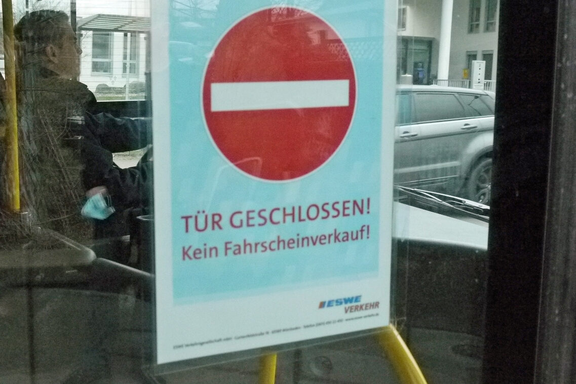Zum Schutz der Fahrer der ESWE-Busse blieben die vorderen Türen geschlosse