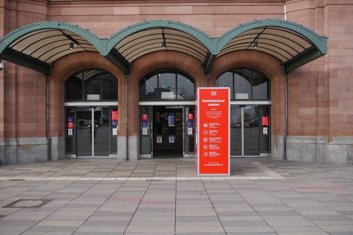 Der Eingang des Hauptbahnhofs in Wiesbaden mit großer Desinfektionsstation