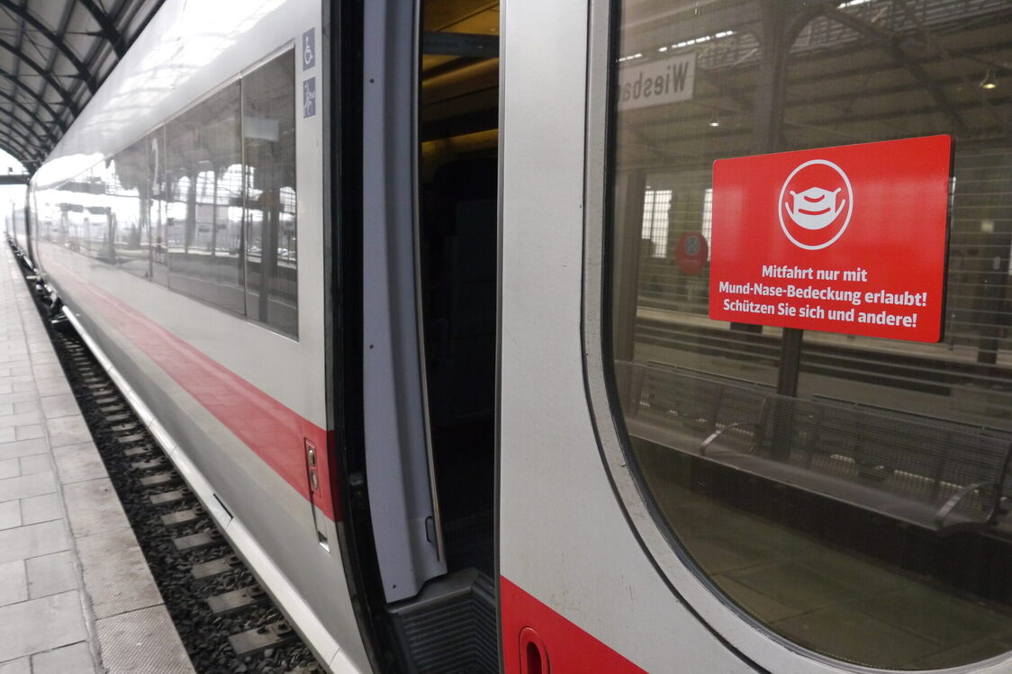 Le maschere sono obbligatorie anche nei trasporti a lunga distanza.